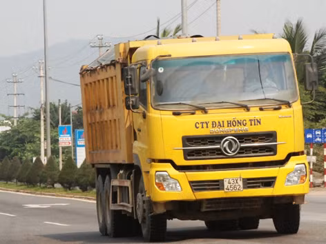 Nhan nhản dòng xe Dongfeng, Howo... xuất xứ Trung Quốc lưu thông quá tải. ẢNH: NGUYỄN HUY