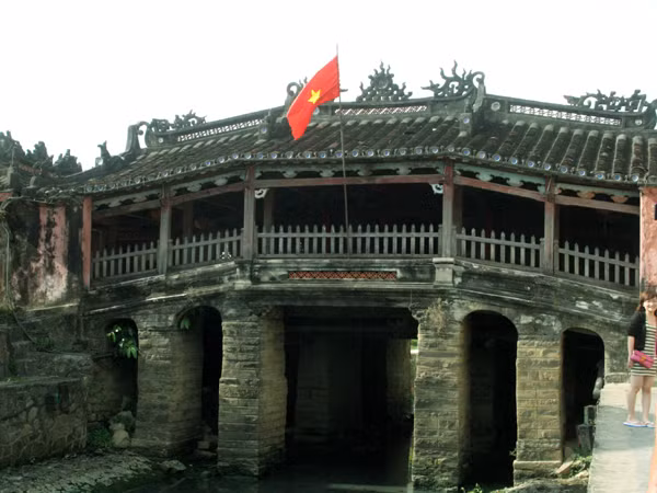 Chùa cầu có nhiều đường nét ngang, góc cạnh nhưng vẫn không thiếu sự mềm mại