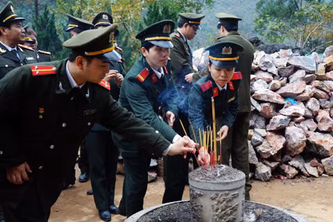 Đoàn thắp hương tại mộ liệt sĩ Kim Đồng