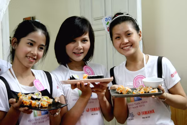 Khéo léo trong tài bếp núc (Diễm Trang ngoài cùng bên phải). Khéo léo trong tài bếp núc (Diễm Trang ngoài cùng bên phải)