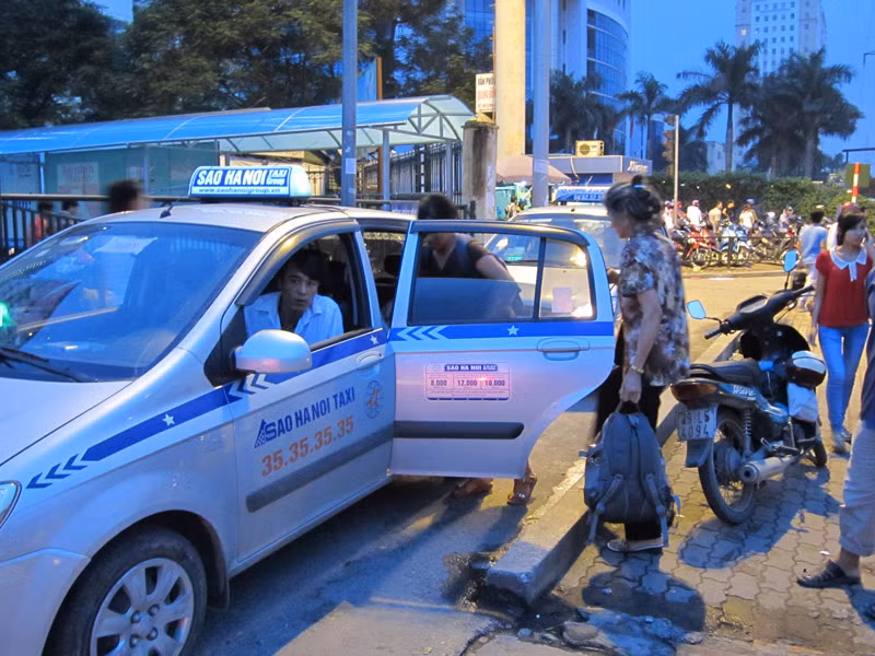 Nhiều người lựa chọn taxi đi cho tiện