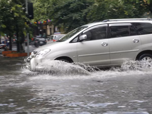 Chìm tới cả nửa bánh xe