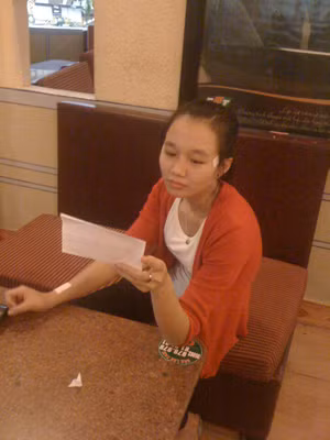Chị Hứa Thị Điểm, cháu bà Hứa Thị Loan, kể về chuyện chủ nợ thuê đầu gấu đến phá, ép hai bác cháu chị phải bàn giao nhà. Ảnh: Gia Huy