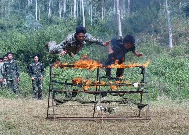  Lính đặc công sẵn sàng chiến đấu Lính đặc công huấn luyện võ thuật. (Nguồn: Binh chủng Đặc công)