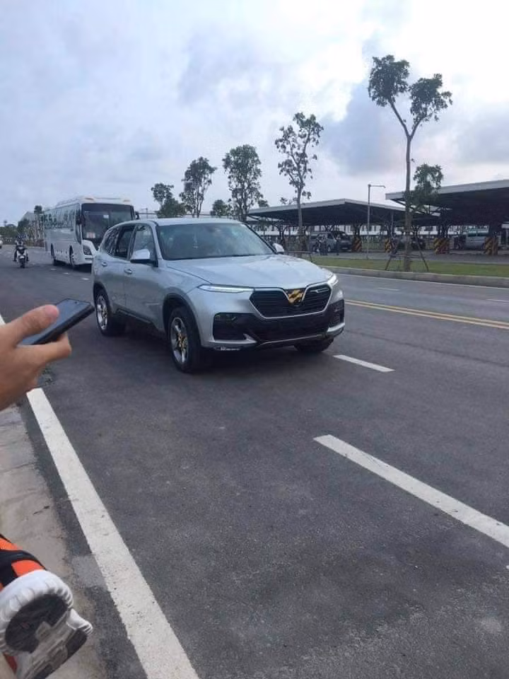 SUV và sedan Vinfast lần đầu chạy thử trên đường phố ảnh 3