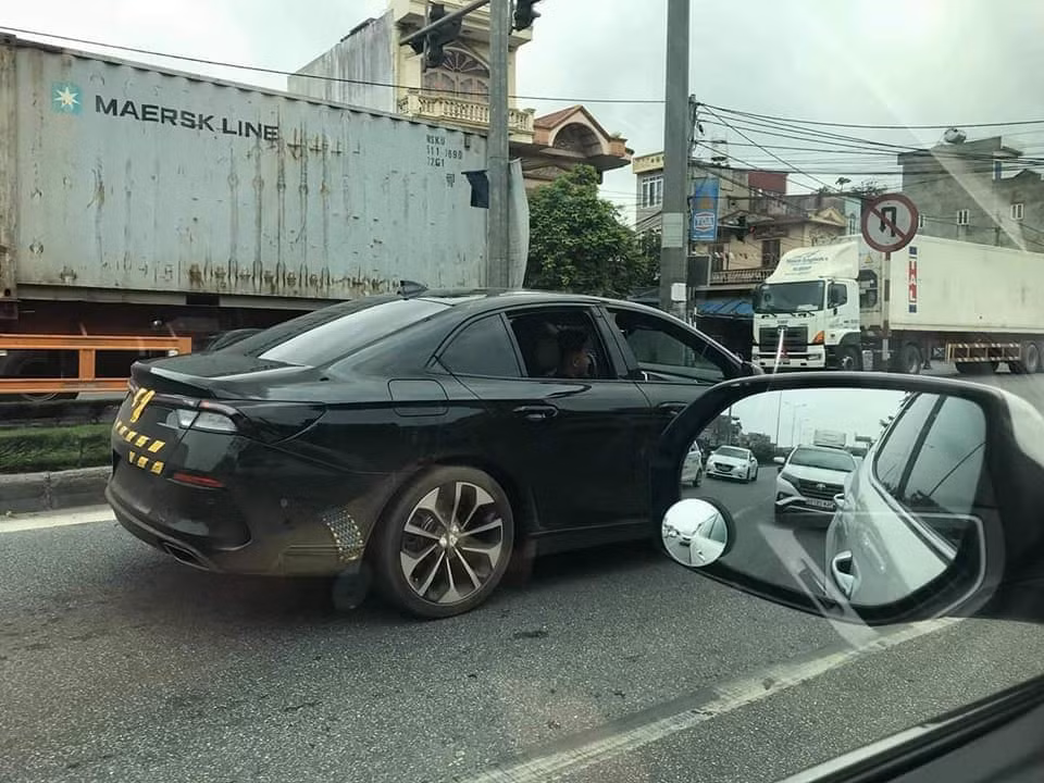 SUV và sedan Vinfast lần đầu chạy thử trên đường phố ảnh 2