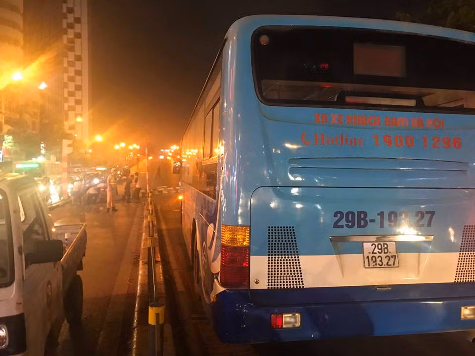 Xe buýt toác đầu sau khi hạ gục rào chắn trên cầu vượt Thái Hà ảnh 3
