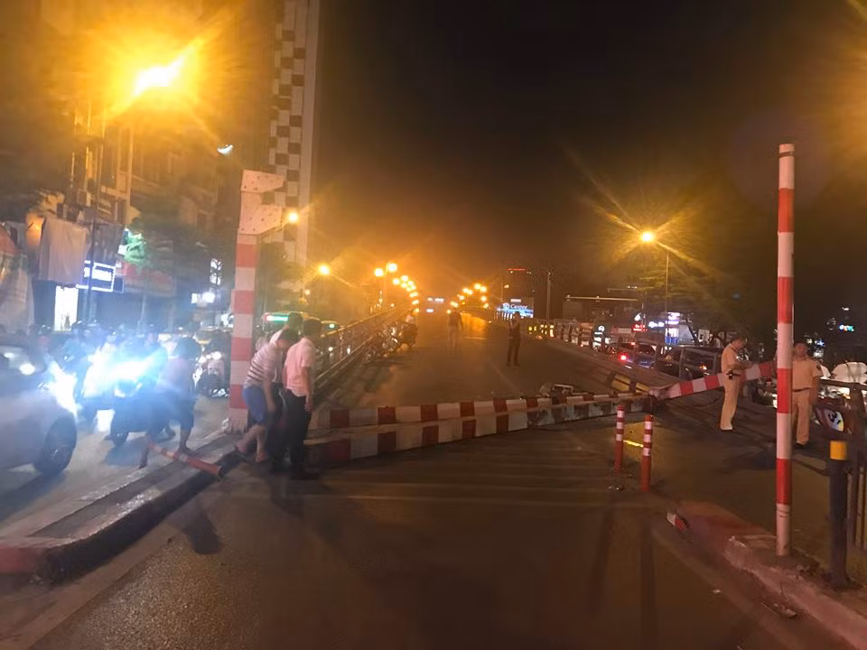 Xe buýt toác đầu sau khi hạ gục rào chắn trên cầu vượt Thái Hà ảnh 4