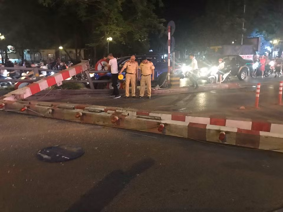Xe buýt toác đầu sau khi hạ gục rào chắn trên cầu vượt Thái Hà ảnh 1