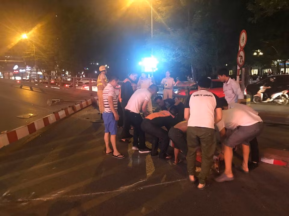Xe buýt toác đầu sau khi hạ gục rào chắn trên cầu vượt Thái Hà ảnh 5