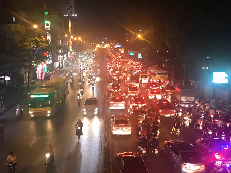 Xe buýt toác đầu sau khi hạ gục rào chắn trên cầu vượt Thái Hà ảnh 2