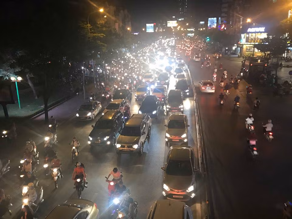 Xe buýt toác đầu sau khi hạ gục rào chắn trên cầu vượt Thái Hà ảnh 6