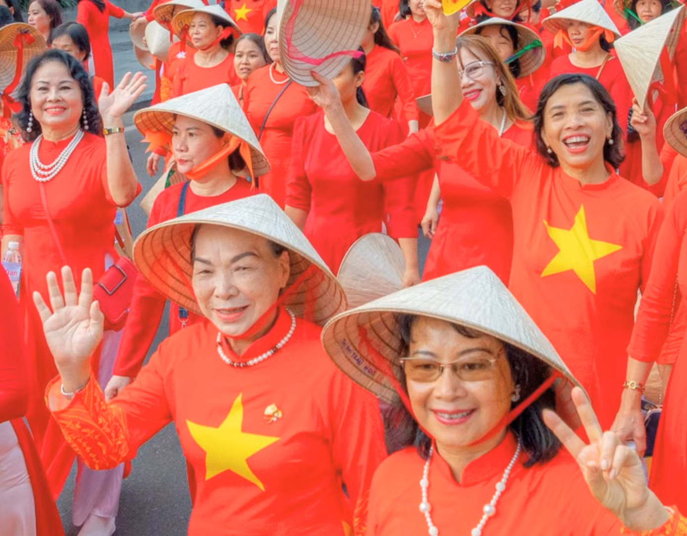Lễ diễu hành tôn vinh áo dài thu hút cả những người phụ nữ lớn tuổi.
