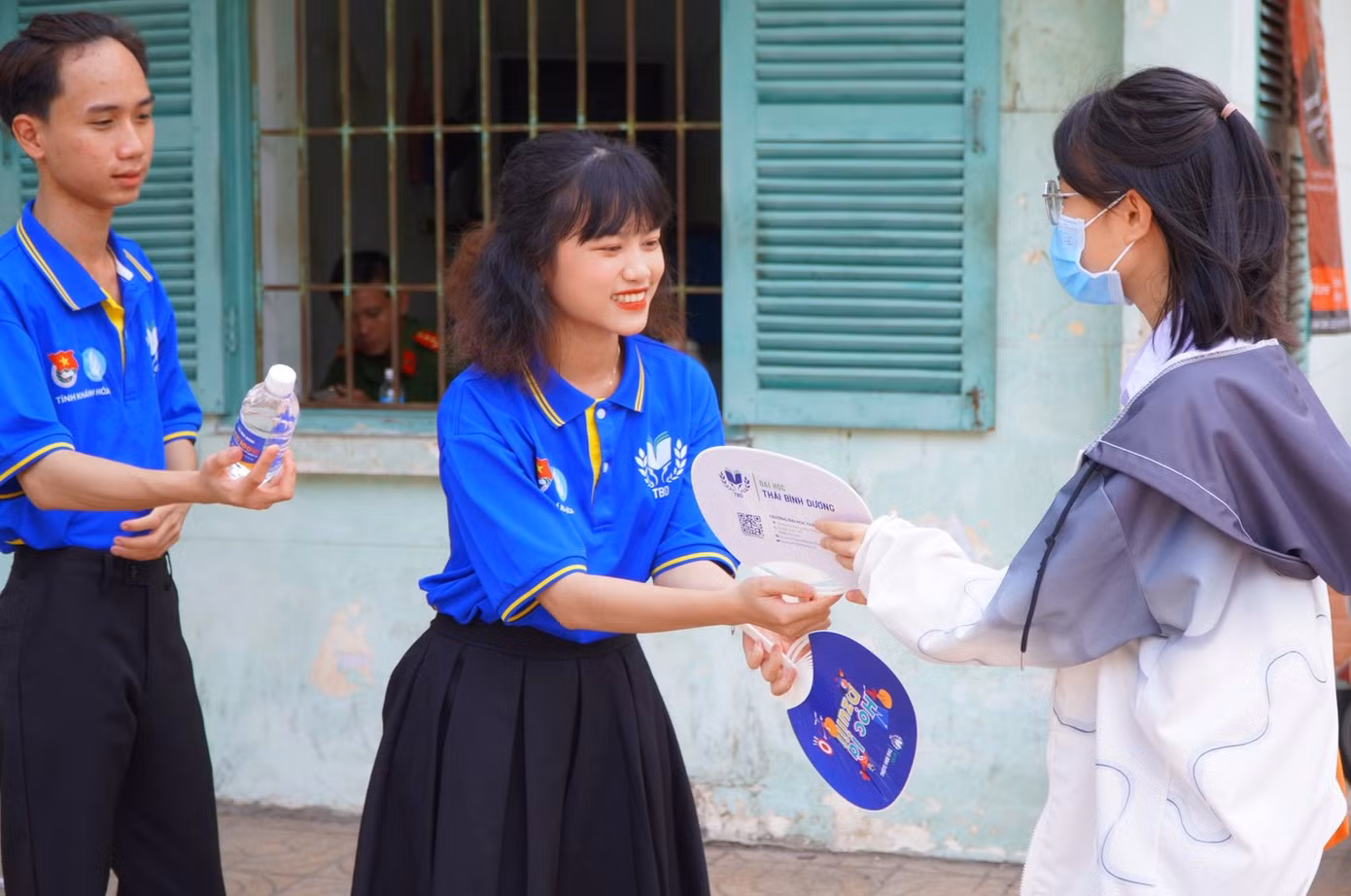 Các sinh viên tình nguyện Đại học Thái Bình Dương tiếp sức cho thí sinh ở TP Cam Ranh. Các sinh viên tình nguyện Đại học Thái Bình Dương tiếp sức cho thí sinh ở TP Cam Ranh.