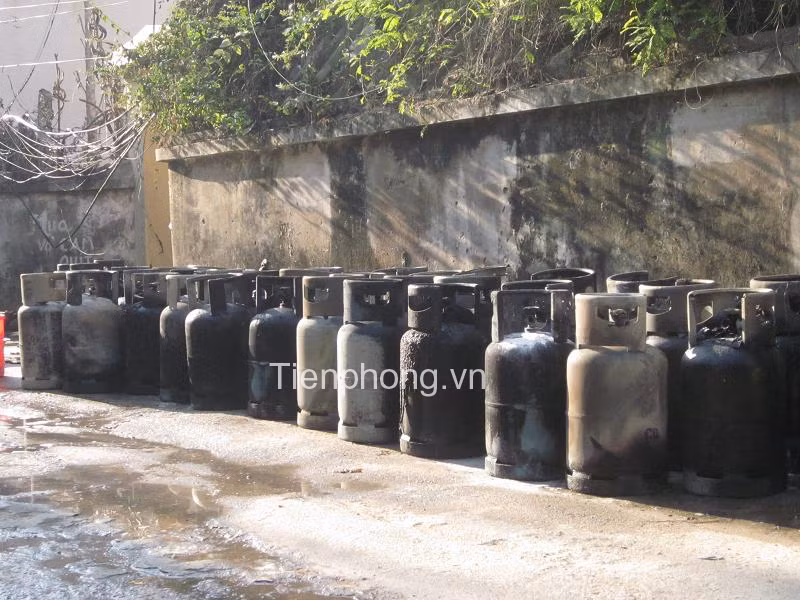 Tầng 1 của tòa nhà cùng hàng chục bình gas, ba chiếc xe máy bị thiêu rụi, cháy đen. Ảnh: Vũ Viết Tuân.