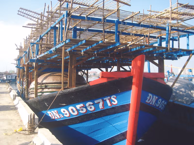 "Đại huynh" ĐNa 90567 TS ở Âu thuyền Thọ Quang ngày chuẩn bị ra khơi. Ảnh: Nam Cường.