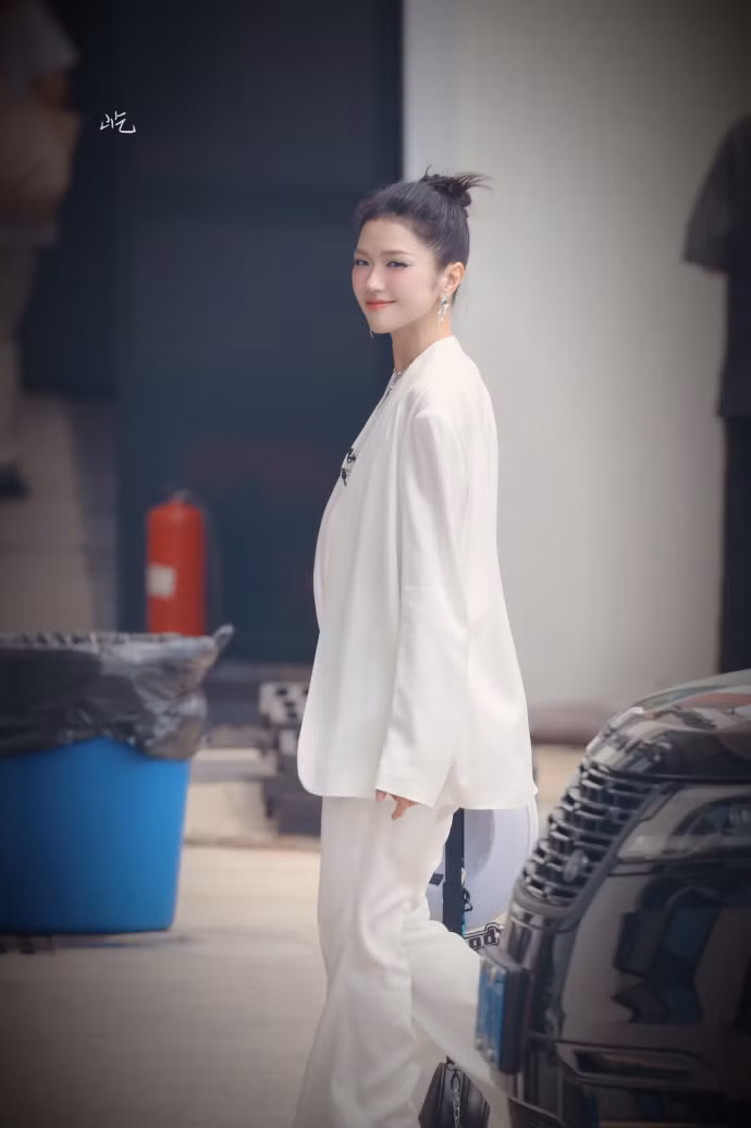 Suni Hạ Linh hóa soái tỷ, cô không phải không hợp với hình ảnh cá tính, mạnh mẽ mà chỉ là cần tìm cho mình cách phối đồ phù hợp để tôn lên vóc dáng lẫn khí chất mà thôi. Suni Hạ Linh hóa soái tỷ, cô không phải không hợp với hình ảnh cá tính, mạnh mẽ mà chỉ là cần tìm cho mình cách phối đồ phù hợp để tôn lên vóc dáng lẫn khí chất mà thôi.