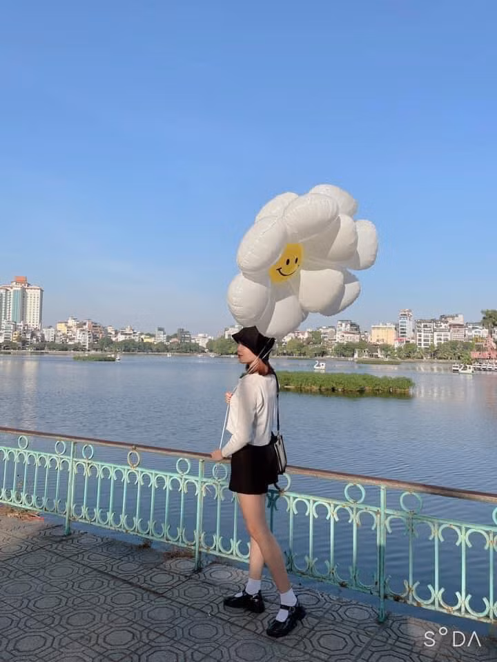 Bóng hoa cúc trắng, nhụy vàng với kích thước lớn được hội bạn gái yêu thích nhất vì dễ match cùng trang phục, lên ảnh đẹp hơn. - Ảnh: FB Diệu Linhh Bóng hoa cúc trắng, nhụy vàng với kích thước lớn được hội bạn gái yêu thích nhất vì dễ match cùng trang phục, lên ảnh đẹp hơn. - Ảnh: FB Diệu Linhh