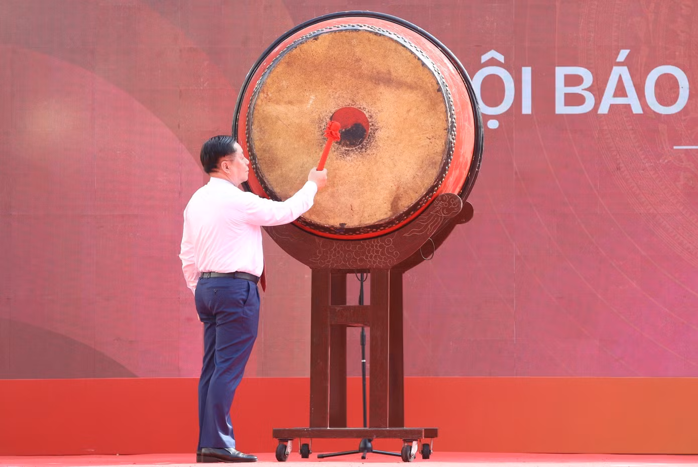 Đồng chí Nguyễn Trọng Nghĩa - Trưởng ban Tuyên giáo Trung ương phát biểu chỉ đạo và đánh trống khai mạc Hội báo toàn quốc năm 2024.