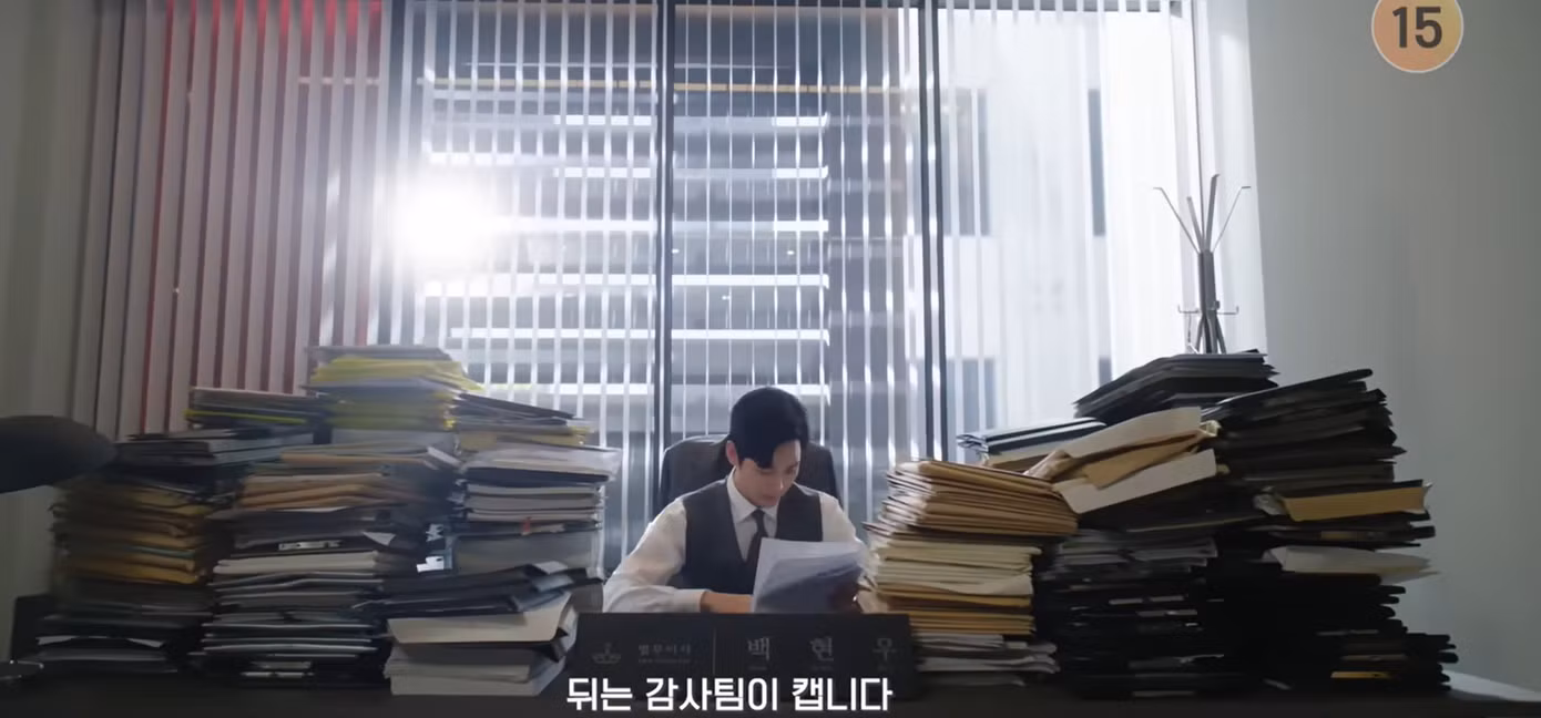 Cảnh Hyun Woo ngồi với một đống giấy tờ có lẽ là anh đang xem lại tư liệu trong 5 năm qua để tìm bằng chứng quản lý Song tham ô. Cảnh Hyun Woo ngồi với một đống giấy tờ có lẽ là anh đang xem lại tư liệu trong 5 năm qua để tìm bằng chứng quản lý Song tham ô.