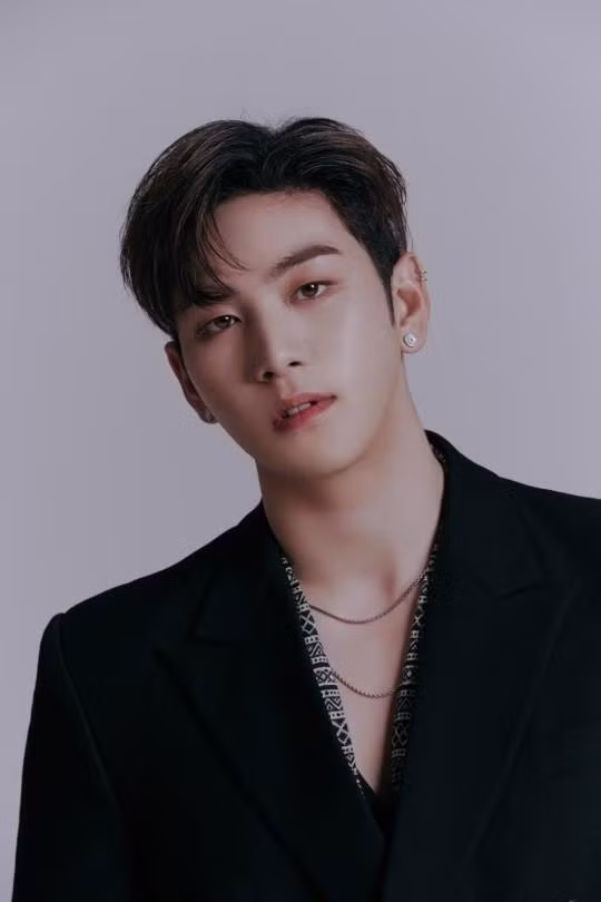 Một số netizen mỉa mai, cho rằng Mnet nên mời luôn Dong Ho biểu diễn cùng Wanna One bởi đó là vị trí nam idol xứng đáng có được.