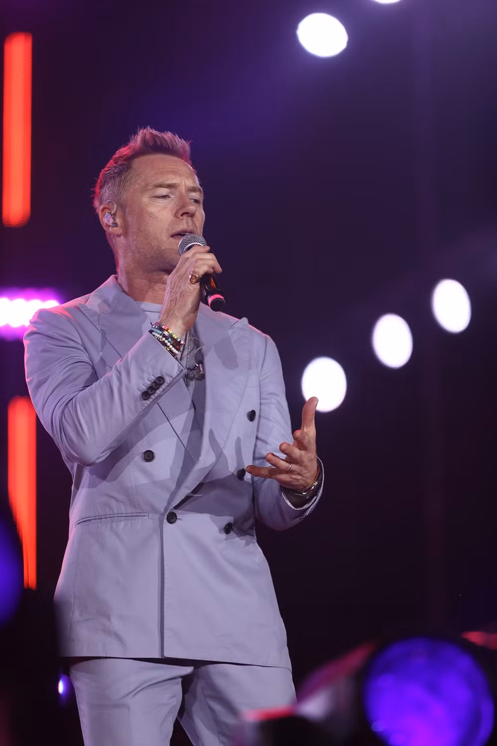 Ronan Keating mang thanh xuân của bao khán giả trở lại với giọng hát trầm ấm và giao diện quý ông lịch lãm đốn tim như ngày nào. Ronan Keating mang thanh xuân của bao khán giả trở lại với giọng hát trầm ấm và giao diện quý ông lịch lãm đốn tim như ngày nào.