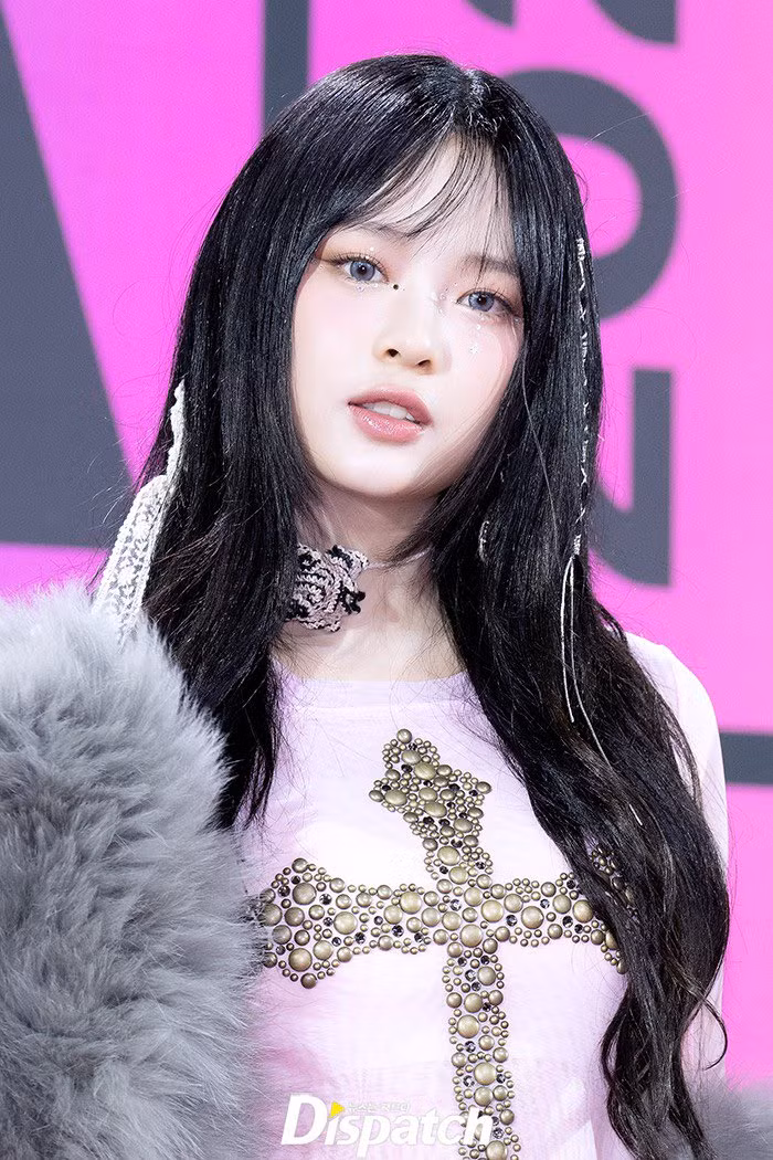 Knet đang nháo nhào với make-up look và trang phục của Hanni và Minji trên thảm đỏ.
