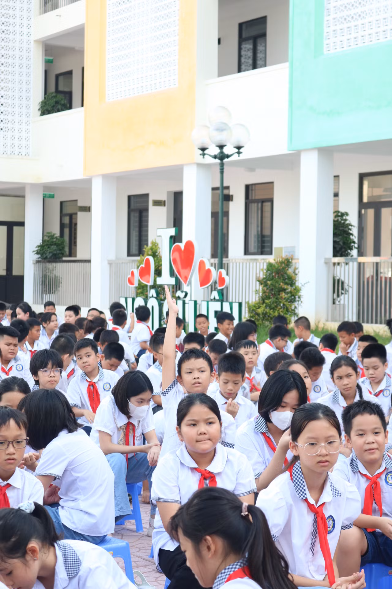 Cậu bạn này còn giơ tay từ trước cả khi câu hỏi được đưa ra, tràn đầy khí thế và tự tin để tiến lên sân khấu. Và đây là biểu cảm thỏa mãn, chăm chú ngắm nghía thành quả nhỏ sau khi hoàn thành phần chia sẻ của cậu bạn. Cậu bạn này còn giơ tay từ trước cả khi câu hỏi được đưa ra, tràn đầy khí thế và tự tin để tiến lên sân khấu. Và đây là biểu cảm thỏa mãn, chăm chú ngắm nghía thành quả nhỏ sau khi hoàn thành phần chia sẻ của cậu bạn.