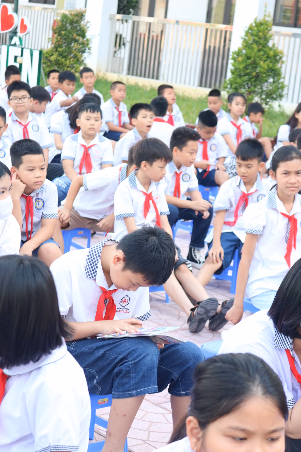 Cậu bạn này còn giơ tay từ trước cả khi câu hỏi được đưa ra, tràn đầy khí thế và tự tin để tiến lên sân khấu. Và đây là biểu cảm thỏa mãn, chăm chú ngắm nghía thành quả nhỏ sau khi hoàn thành phần chia sẻ của cậu bạn. Cậu bạn này còn giơ tay từ trước cả khi câu hỏi được đưa ra, tràn đầy khí thế và tự tin để tiến lên sân khấu. Và đây là biểu cảm thỏa mãn, chăm chú ngắm nghía thành quả nhỏ sau khi hoàn thành phần chia sẻ của cậu bạn.