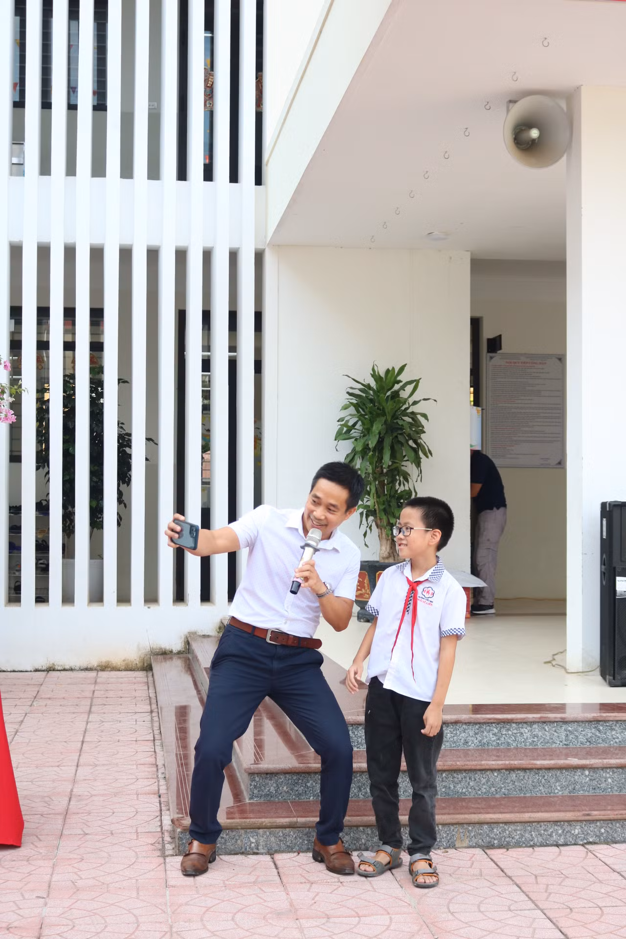 Tình huống phải làm sao khi người lạ xin selfie được cậu bạn Nguyễn Xuân Phúc (lớp 4A3) xử lý "cực mượt" cùng chuyên gia. Tình huống phải làm sao khi người lạ xin selfie được cậu bạn Nguyễn Xuân Phúc (lớp 4A3) xử lý "cực mượt" cùng chuyên gia.