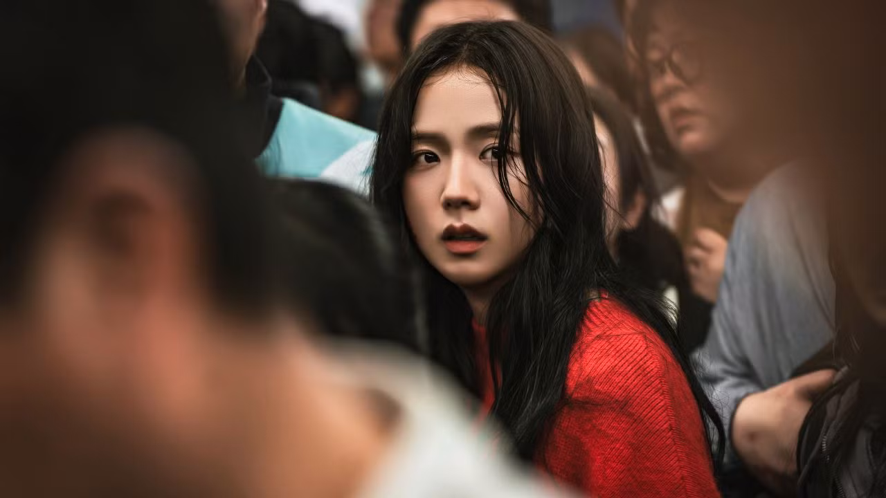 Nhiều người nhận định đơn vị sản xuất đang muốn dựa vào sự nổi tiếng của Jisoo để thu hút khán giả, bất chấp những phản hồi tiêu cực.