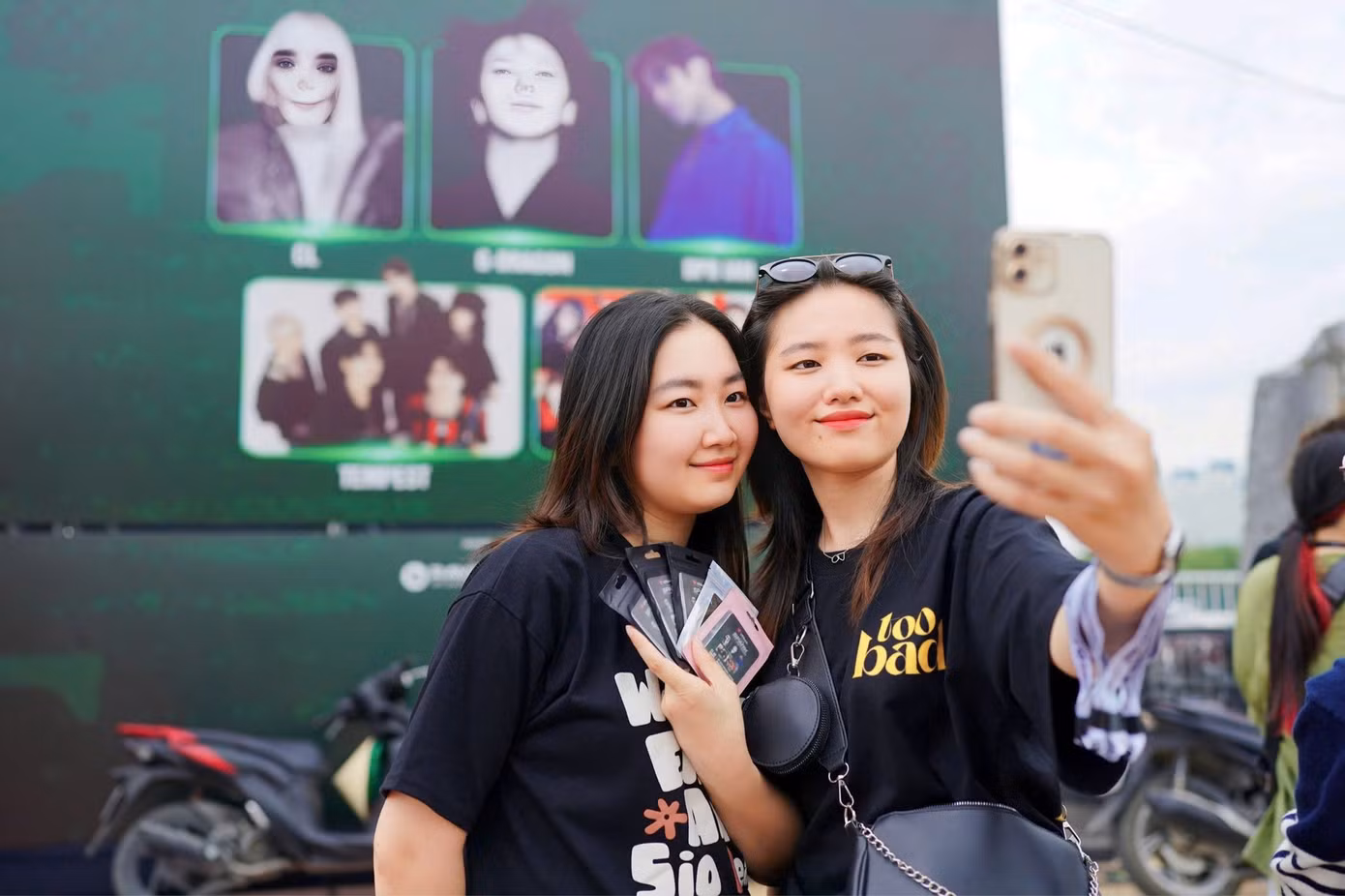 Fan check-in "nóng hổi" ngay khi vừa đổi vòng.