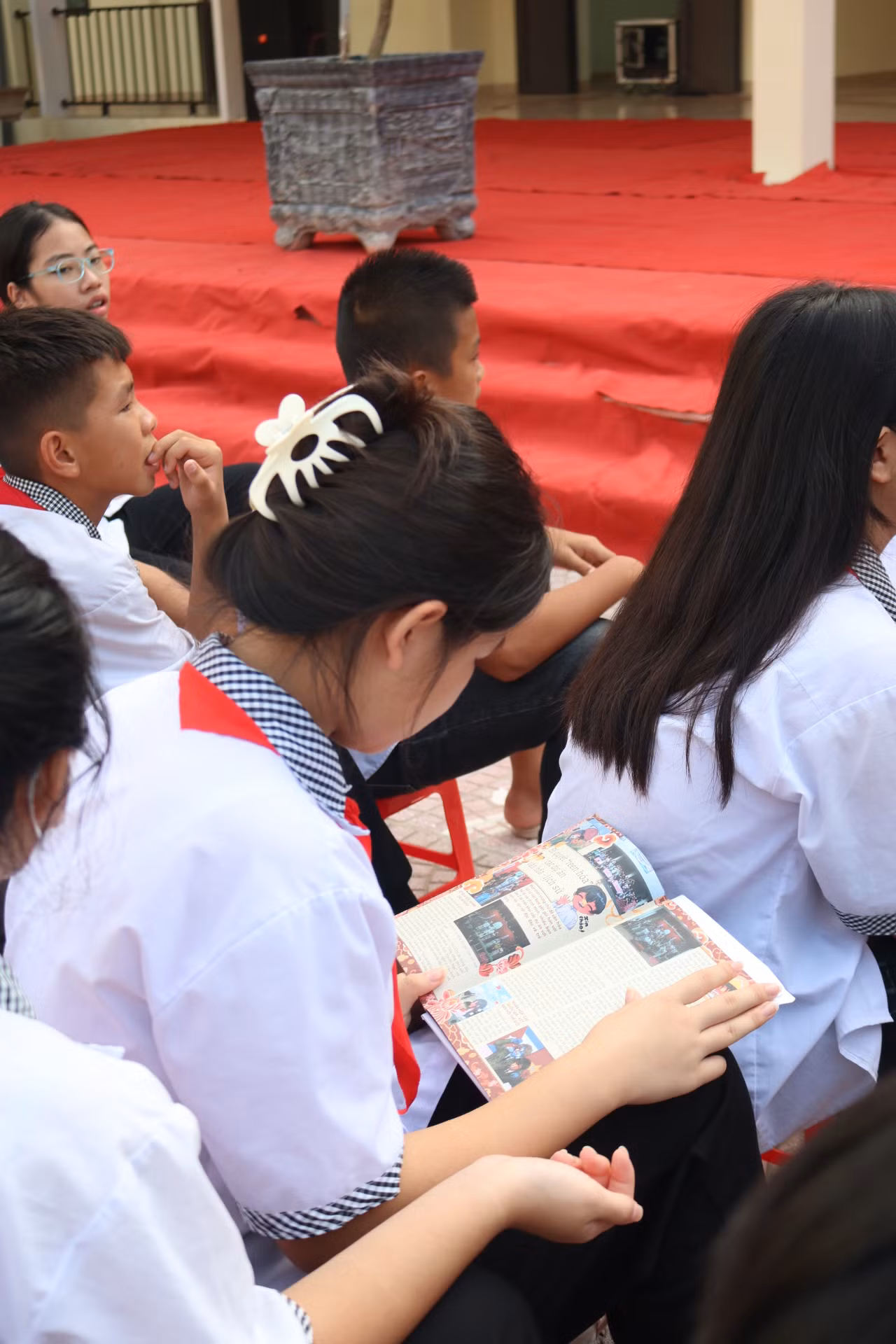 Gói quà được tween "unbox" là những ấn phẩm mới nhất của Hoa Học Trò, Lớp Học Mật Ngữ, Bé Nấm Lùn được tween truyền tay nhau "ngâm cứu".