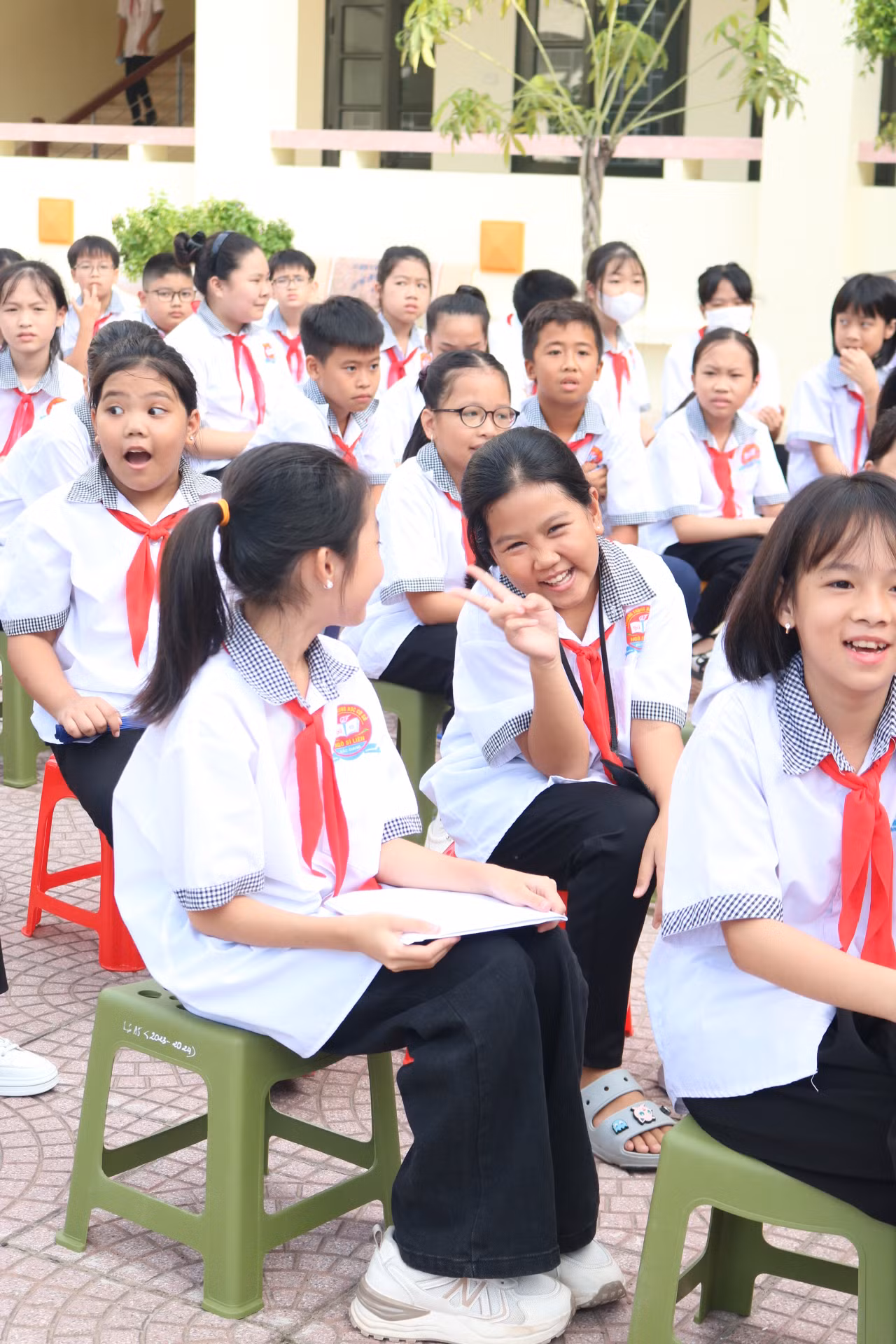 Bạn trả lời đúng, bạn nhận quà nhưng mình ở bên cũng "vui hết sảy"!