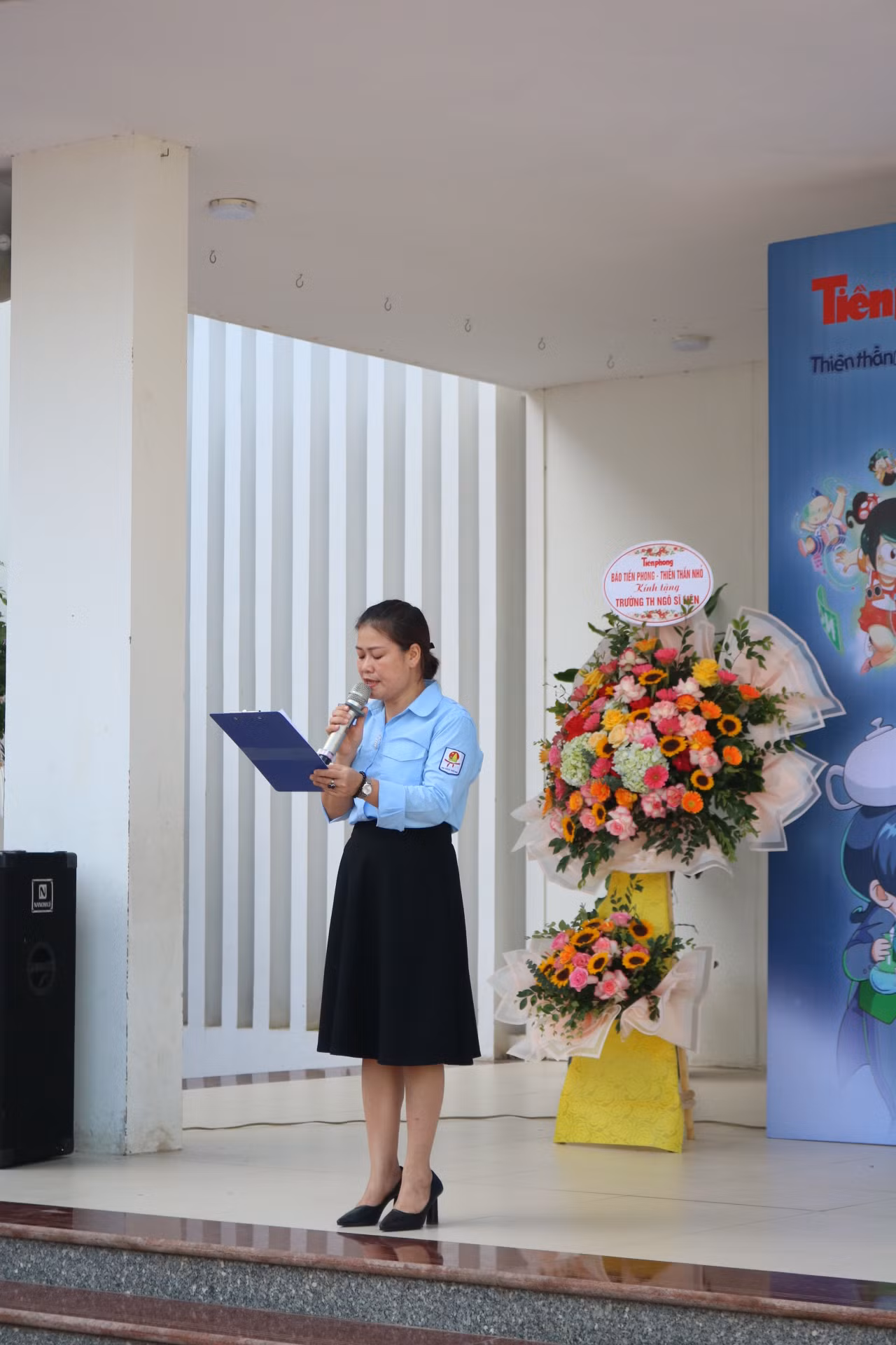 Cô Nguyễn Huyền Thu - Tổng Phụ trách Đội của trường làm MC trong buổi giao lưu. Cô Nguyễn Huyền Thu - Tổng Phụ trách Đội của trường làm MC trong buổi giao lưu.
