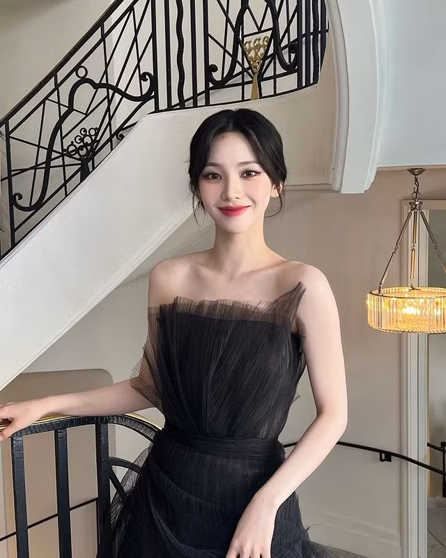 Vẻ sang trọng, thanh lịch không hề mất đi trong loạt ảnh hậu trường khi Karina chưa đeo trang sức, mà còn được cộng thêm chút ngọt ngào. Vẻ sang trọng, thanh lịch không hề mất đi trong loạt ảnh hậu trường khi Karina chưa đeo trang sức, mà còn được cộng thêm chút ngọt ngào.