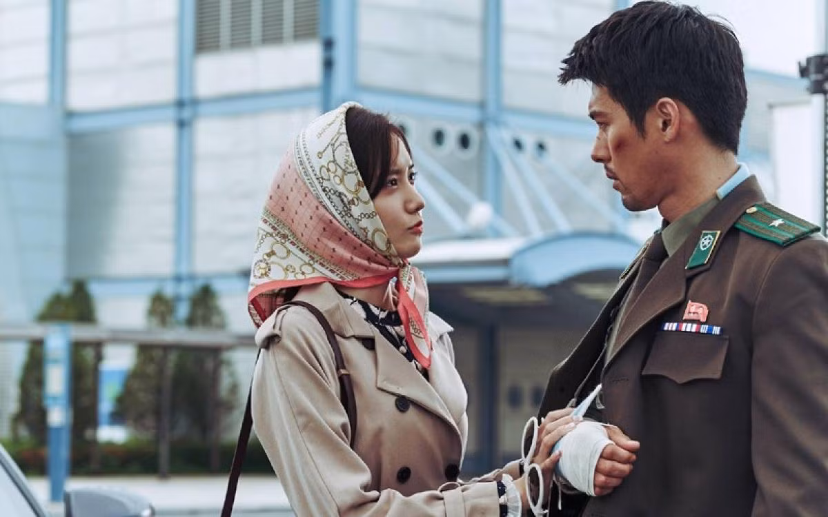 Ở Confidential Assignment 2, Yoona có mối tình đơn phương sâu nặng với Hyun Bin.