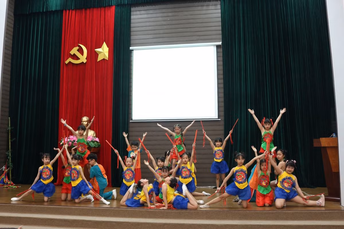 Mở đầu chương trình là loạt tiết mục lấy cảm hứng đất nước, dân tộc khiến các khán giả nhí tại hội trường không thể rời mắt. Mở đầu chương trình là loạt tiết mục lấy cảm hứng đất nước, dân tộc khiến các khán giả nhí tại hội trường không thể rời mắt.