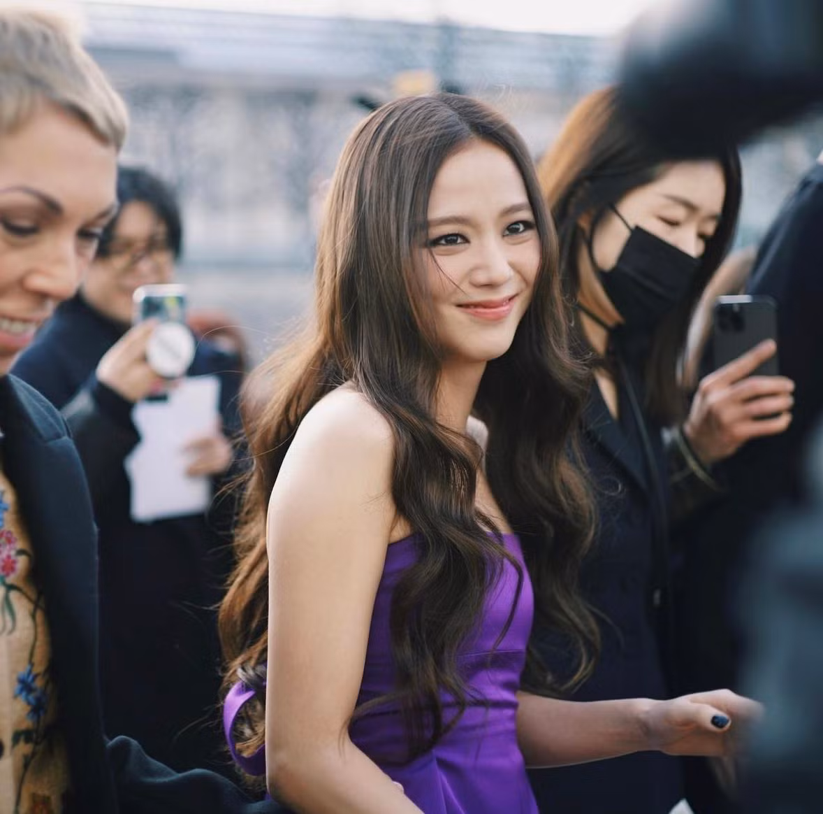 Mái tóc của Jisoo không còn để thẳng hay búi cao mà nay đã được uốn xoăn. Mái tóc của Jisoo không còn để thẳng hay búi cao mà nay đã được uốn xoăn.