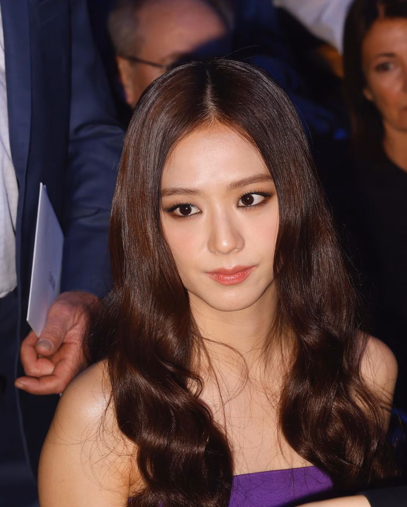 Phần mắt của Jisoo được trang điểm theo tone xám khói phá cách. Phần mắt của Jisoo được trang điểm theo tone xám khói phá cách.