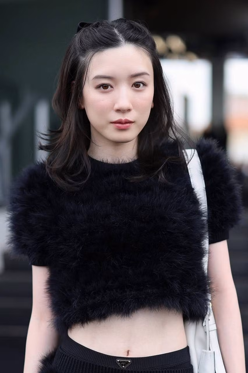 Nagano Mei chính thức được nhà mốt Prada công bố là đại sứ thương hiệu vào năm 2023.