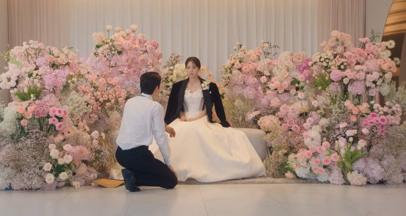 Khi cô không chịu đứng lên theo lời của anh, Sa Eon đã quỳ một chân xuống, nhẹ nhàng đeo nhẫn cho cô. Nếu không có phần thoại phía sau, phân đoạn này hoàn toàn có thể biến thành cảnh tỏ tình lãng mạn.