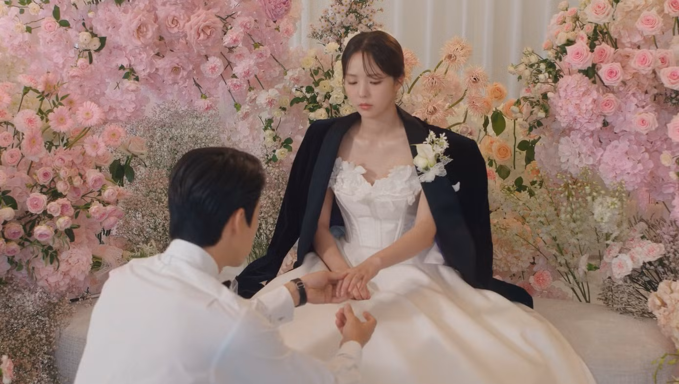 Khi cô không chịu đứng lên theo lời của anh, Sa Eon đã quỳ một chân xuống, nhẹ nhàng đeo nhẫn cho cô. Nếu không có phần thoại phía sau, phân đoạn này hoàn toàn có thể biến thành cảnh tỏ tình lãng mạn.