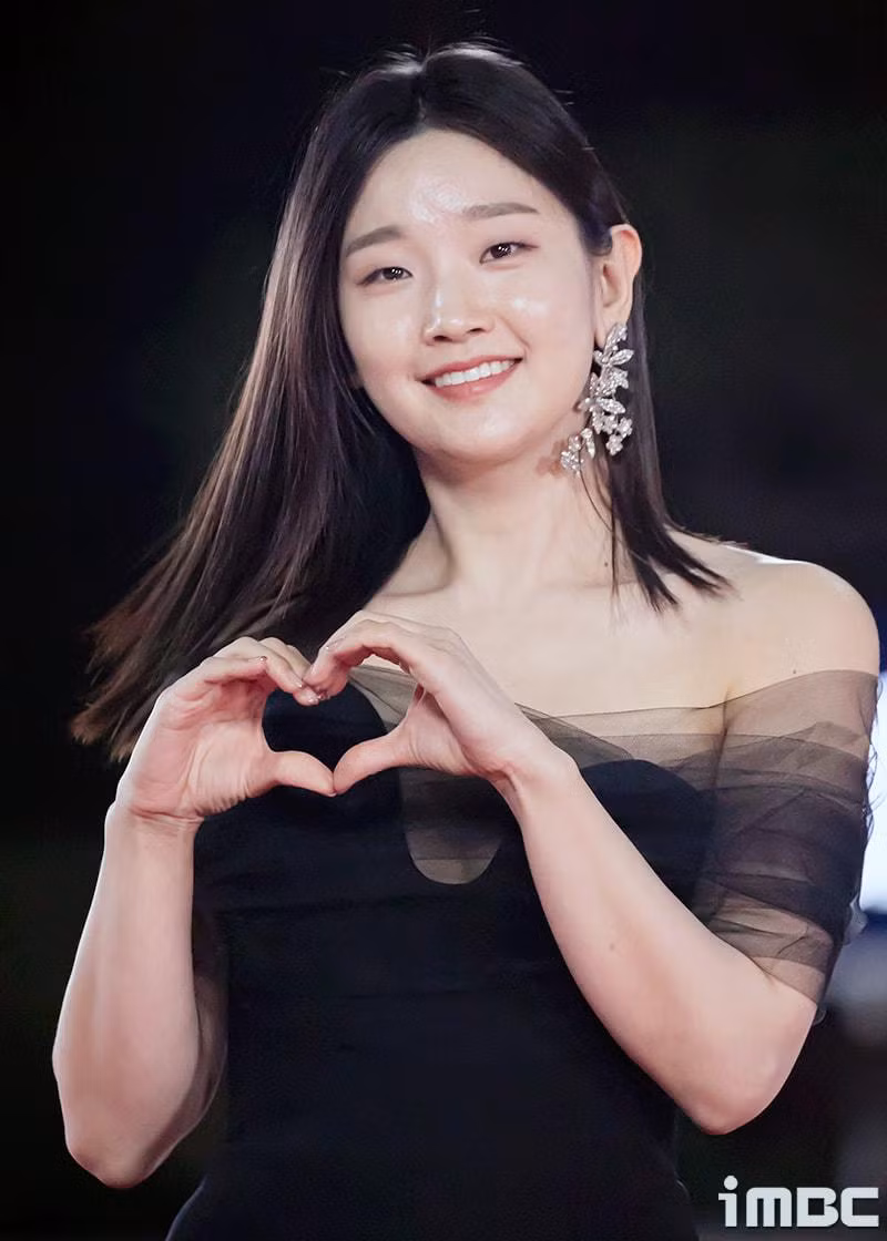 Park So Dam phối khuyên tai to bản với outfit đen giúp tổng thể trang phục thêm nổi bật hơn.