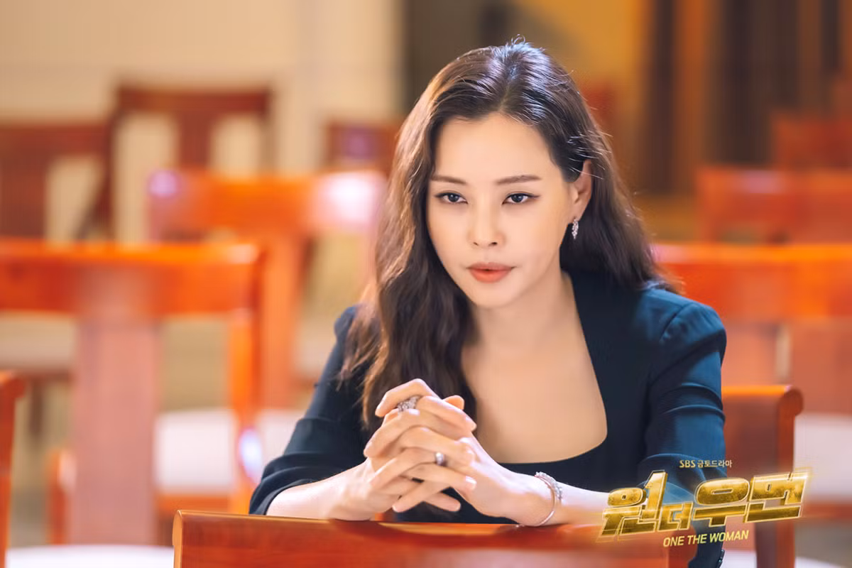 Honey Lee đồng hạng với Jo Jung Suk. Nàng Hoa hậu xứ Hàn từng gây sốt cộng đồng mạng Việt Nam nhờ màn nói tiếng Việt trơn tru trong bộ phim One The Woman. Honey Lee đồng hạng với Jo Jung Suk. Nàng Hoa hậu xứ Hàn từng gây sốt cộng đồng mạng Việt Nam nhờ màn nói tiếng Việt trơn tru trong bộ phim One The Woman.