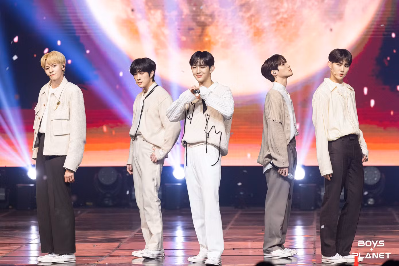 Home được đánh giá là ca khúc khó nhất tại bảng Vocal & Dance và bị hầu hết các TTS tránh lựa chọn. Home được đánh giá là ca khúc khó nhất tại bảng Vocal & Dance và bị hầu hết các TTS tránh lựa chọn.