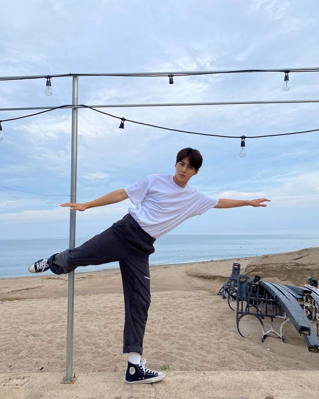 Vượt qua chướng ngại tâm lý thuở nhỏ, Kim Seon Ho hiện tại là chàng trai "má lúm" ấm áp nhưng không kém phần "lầy lội" nơi hậu trường, "cây hài" trong các chương trình anh tham gia.