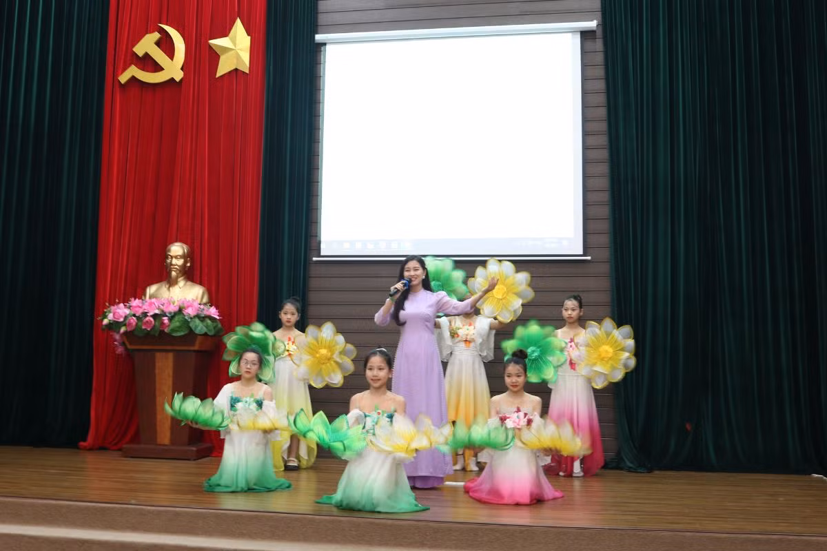 Mở đầu chương trình là loạt tiết mục lấy cảm hứng đất nước, dân tộc khiến các khán giả nhí tại hội trường không thể rời mắt. Mở đầu chương trình là loạt tiết mục lấy cảm hứng đất nước, dân tộc khiến các khán giả nhí tại hội trường không thể rời mắt.