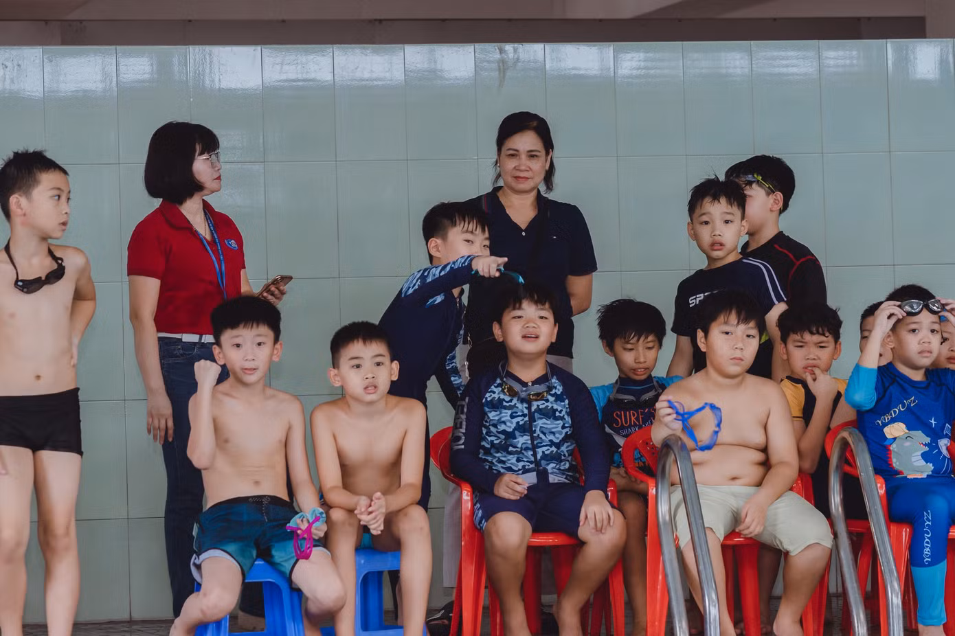 Ngồi ở hàng ghế chờ, tween cũng không rời mắt khỏi trận đấu của bạn bè đồng niên, cổ vũ hết mình cho các "chiến hữu".