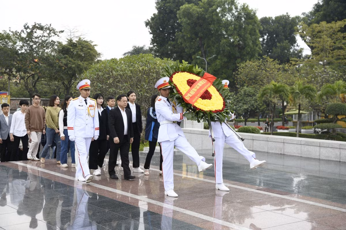 Các thủ khoa, á khoa, sinh viên có thành tích cao cùng các đại biểu đến dâng hương tại đài tưởng niệm Bắc Sơn. - Ảnh: Dương Triều, Như Ý